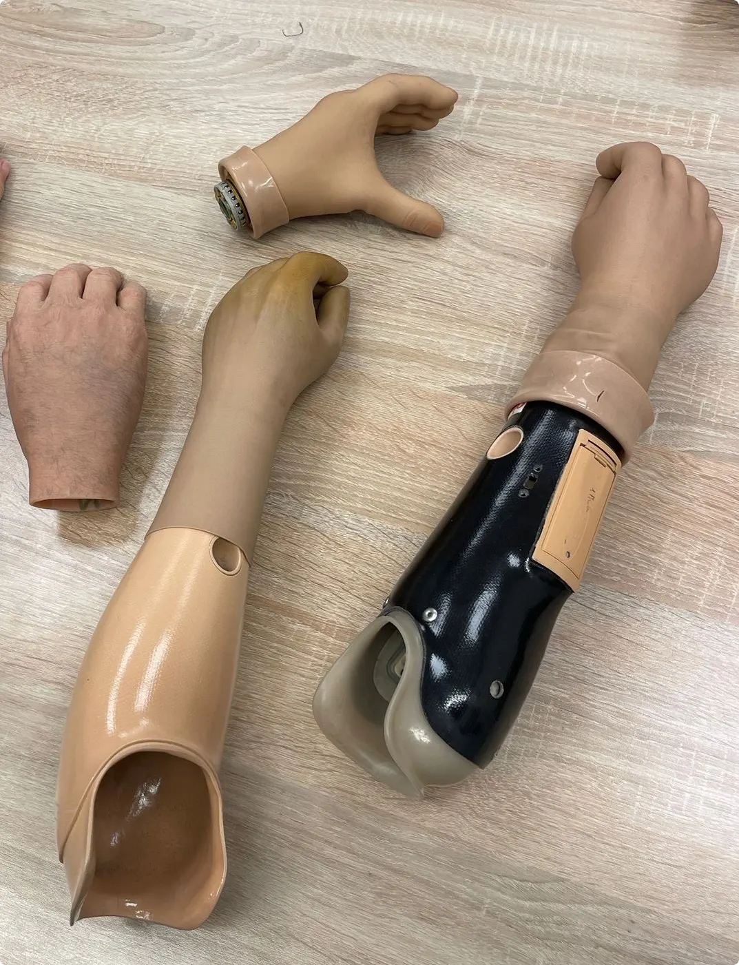 Zo zagen de kunsthanden er destijds uit. Beeld: Politie