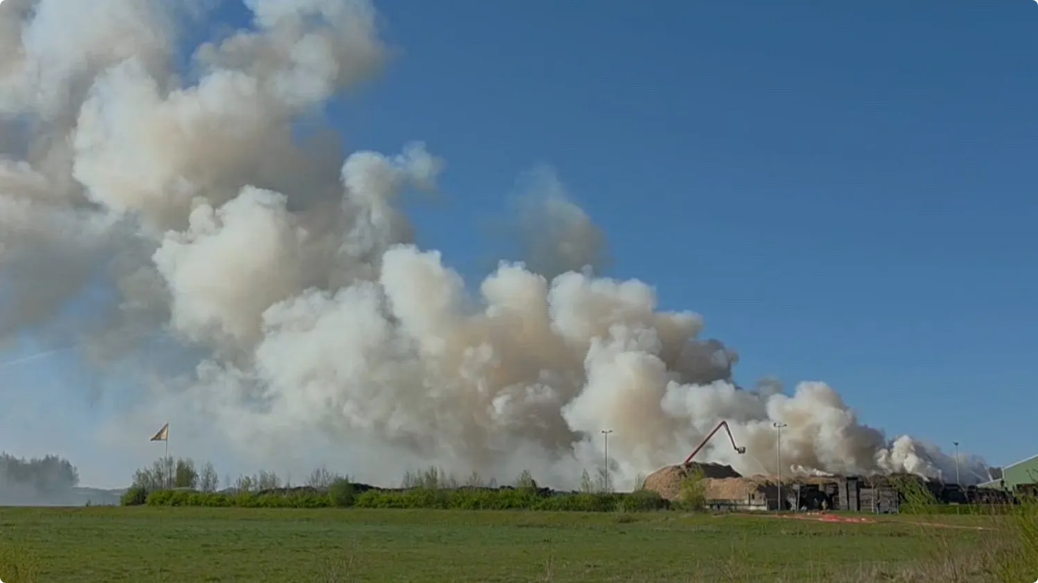 Zeer grote brand zorgt voor rookoverlast op A50. Beeld: SPS Media