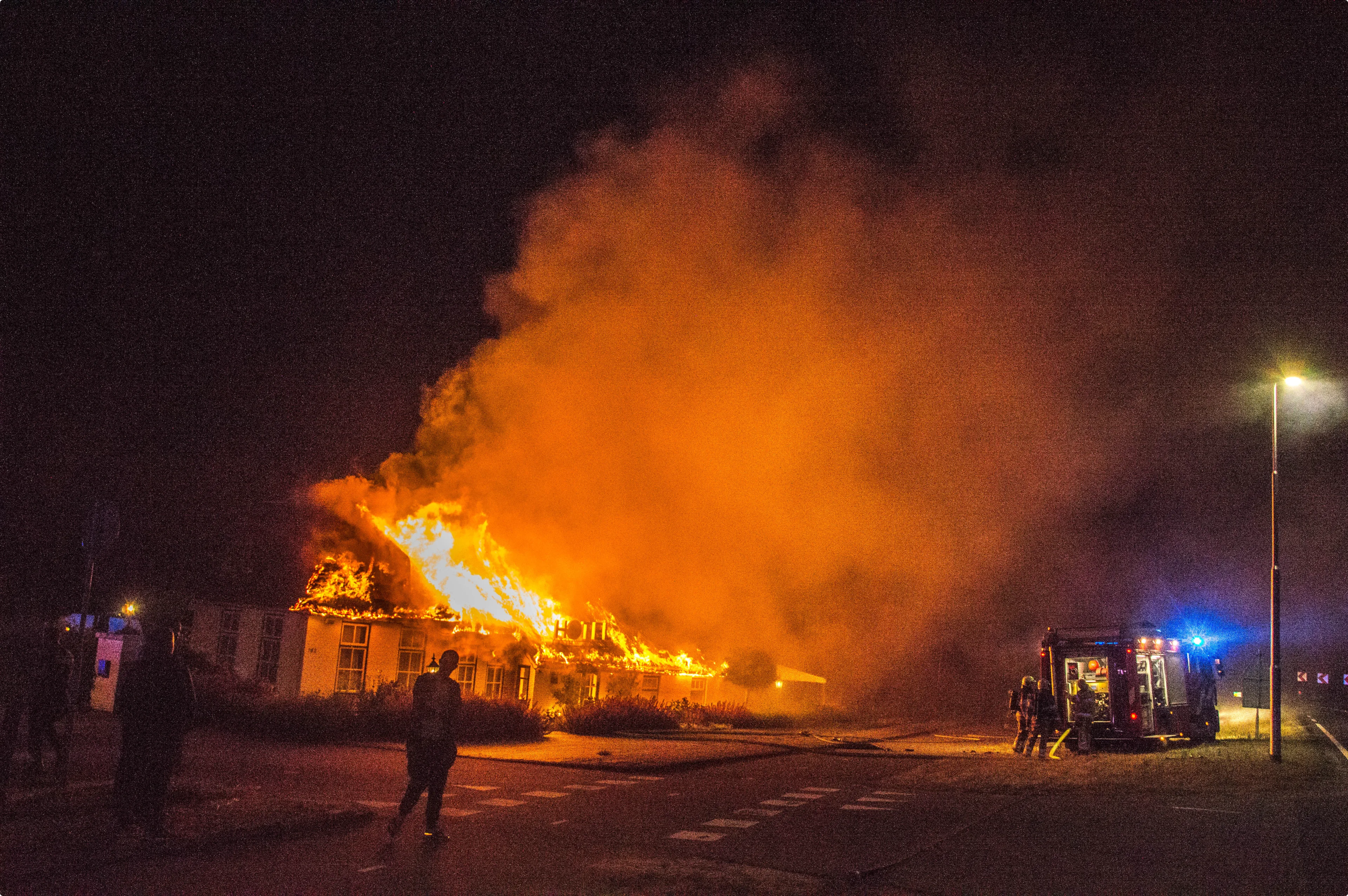 Voormalig hotel in Wanneperveen volledig uitgebrand.
