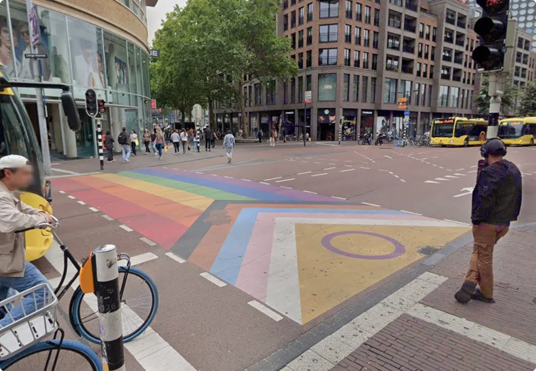 Het eerste regenboogzebrapad van Nederland werd in 2013 gemaakt in het centrum van Utrecht. Beeld: Google Maps