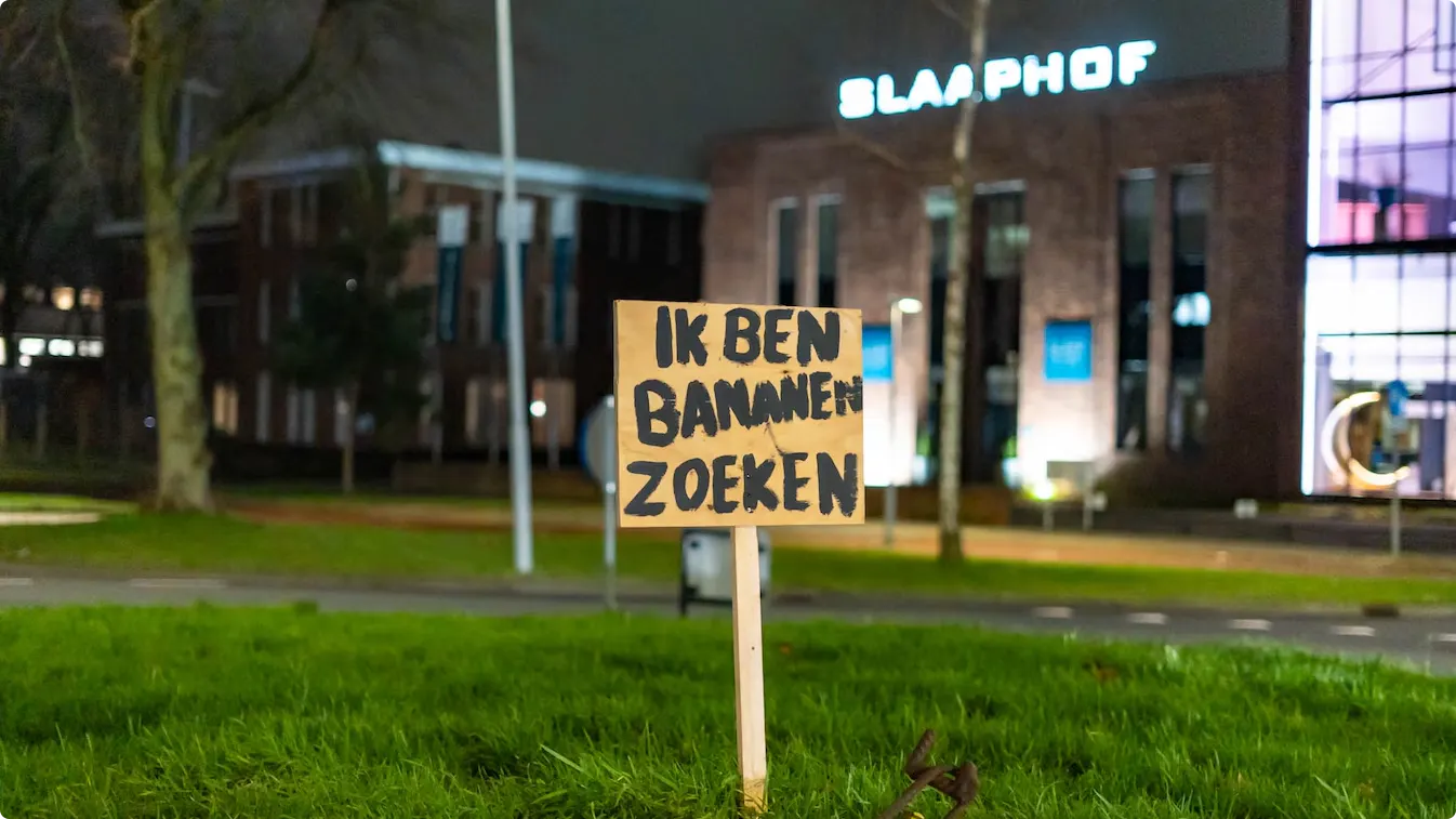 Het bord dat is achtergelaten op de plek van de Gorilla.