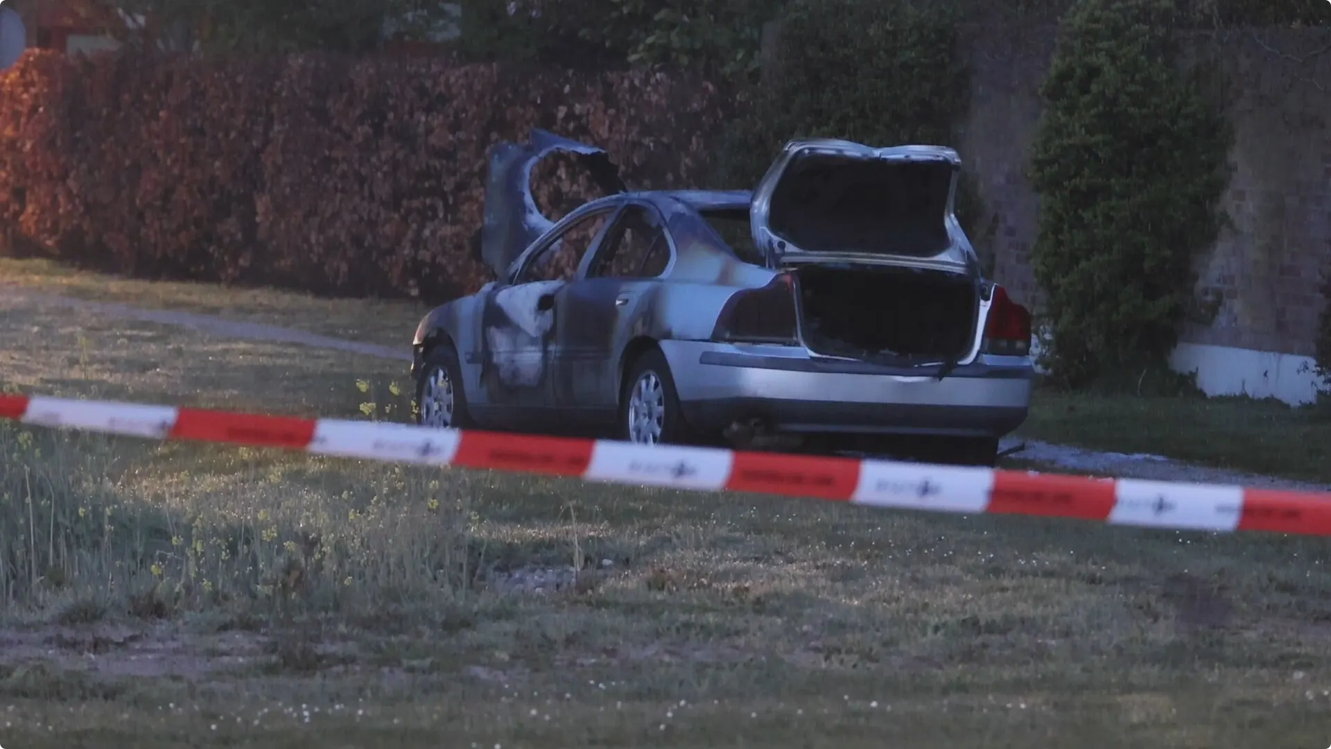 Uitgebrande auto na explosie bij Haags pand.