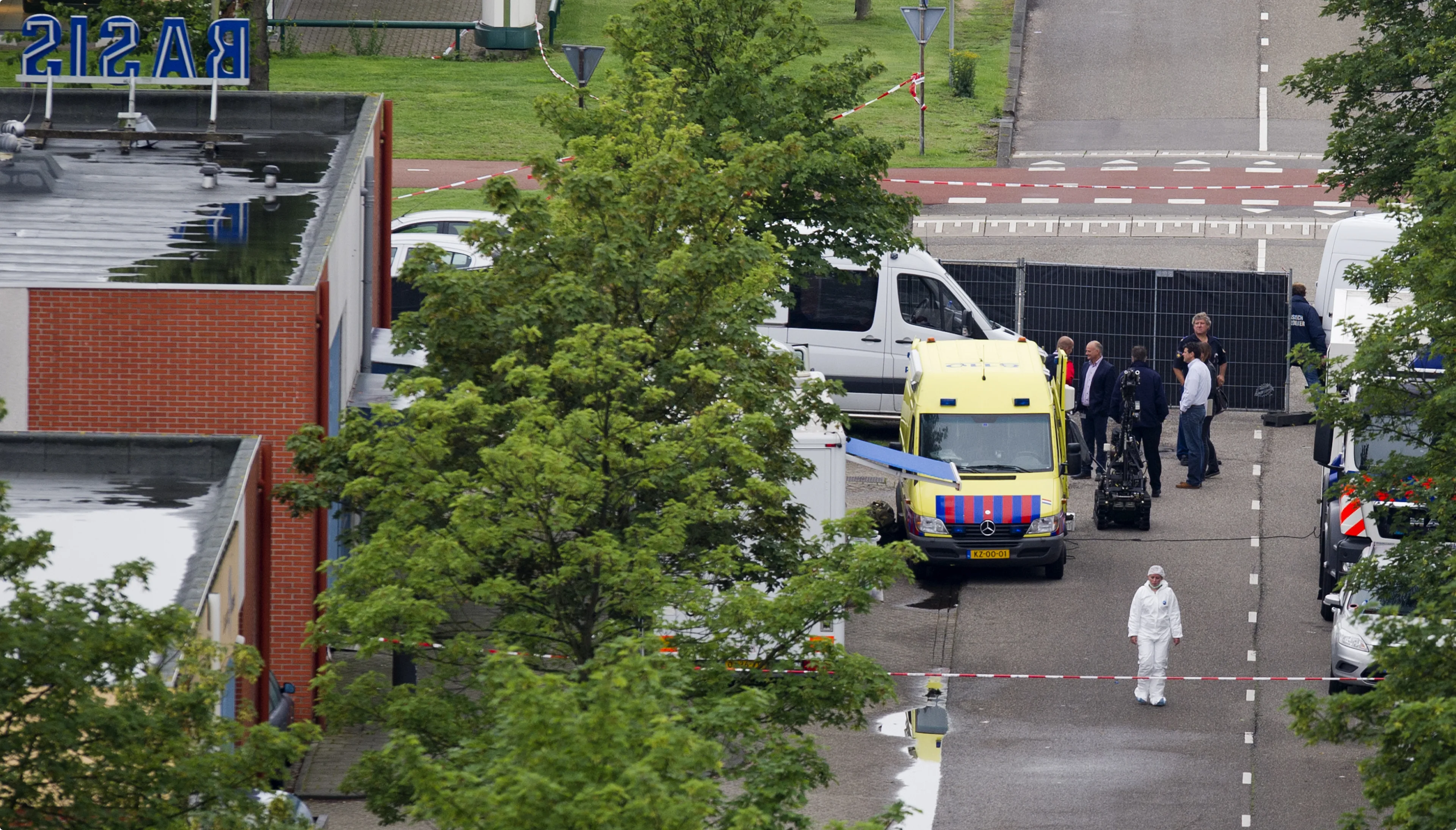 Mannen van de technische recherche doen woensdagochtend onderzoek met een robot na een overval op het geldtransportbedrijf Brinks in Amsterdam Zuid-Oost. De politie heeft de omgeving rond het geldtransportbedrijf aan de Kollenbergweg afgesloten.