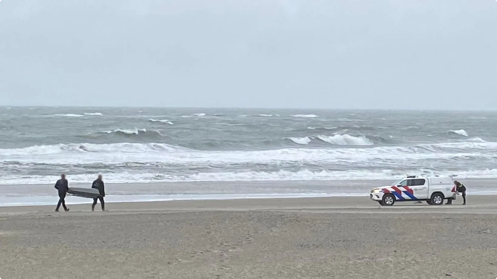 Hulpdiensten bergen de menselijke resten. Foto: Pieter Duin