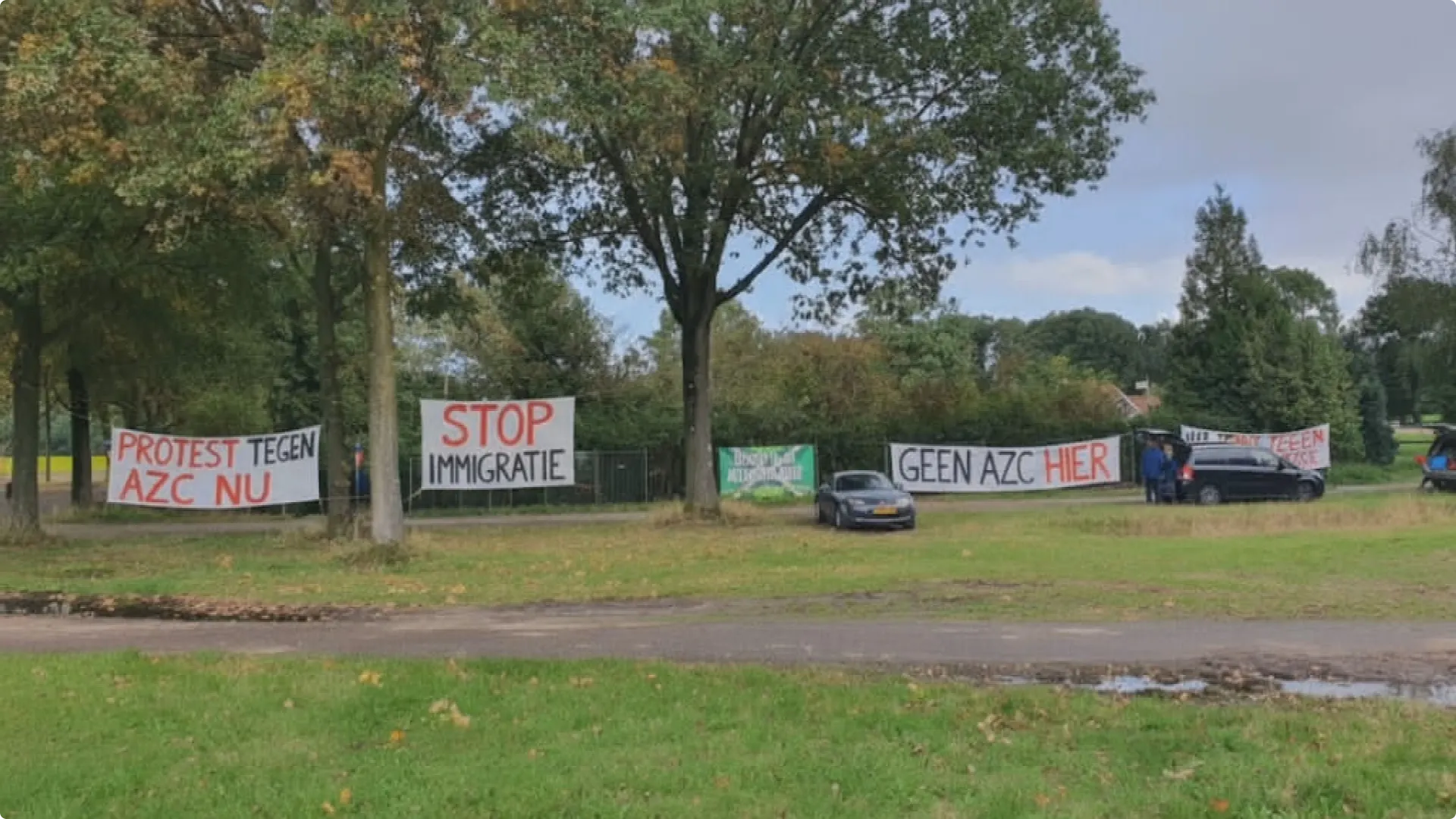 Verschillende spandoeken die in Aalten zijn opgehangen als protest tegen de komst van het azc. Beeld: Hart van Nederland