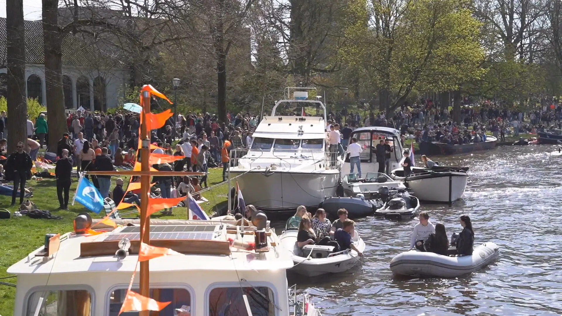 Drukte in Leeuwarden Prinsentuin.