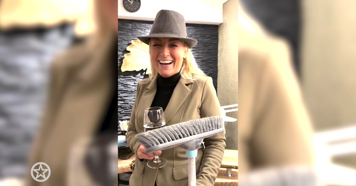 Samantha Steenwijk imiteert 'dubbelganger' Esther uit B&B Vol Liefde