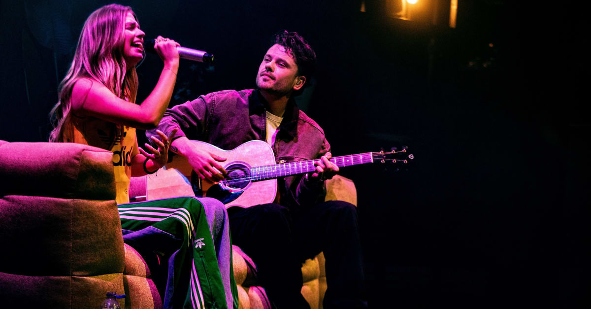 ZIEN: Roxy Dekker emotioneel bij optreden in Paradiso | Shownieuws