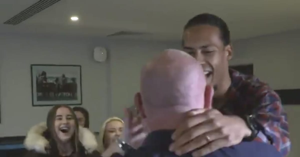 PRACHTIG! Van Dijk verrast Liverpool-vaders op Vaderdag | Vandaag Inside