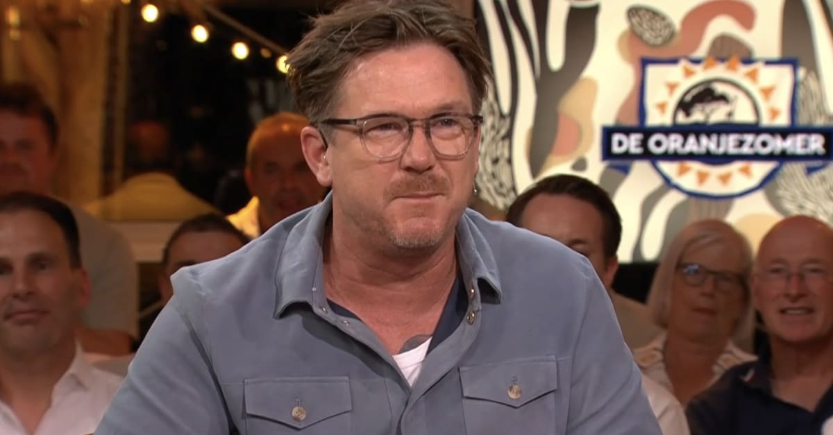 Johnny de Mol tijdens zijn laatste uitzending De Oranjezomer: 'H&eacute;l&egrave;ne ...
