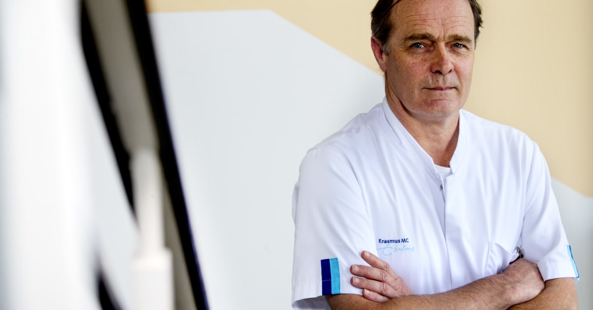 Clubarts Van Eijck uit kritiek op KNVB-beleid: 'Men mag de hand in