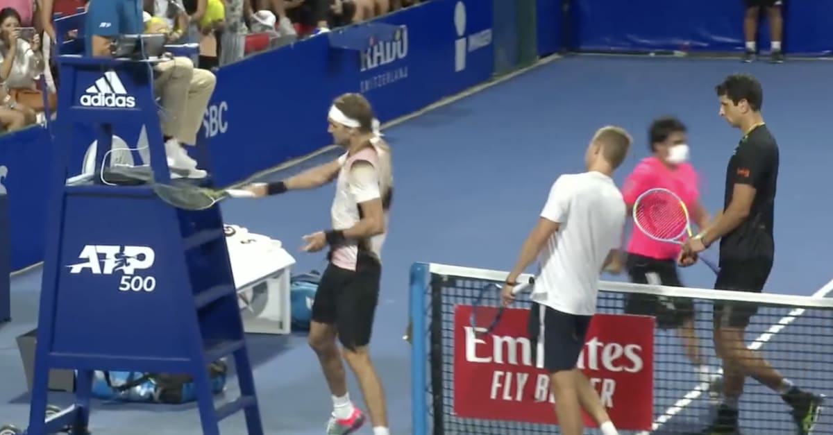 Tennisser gaat compleet door het lint en slaat racket kapot op stoel ...