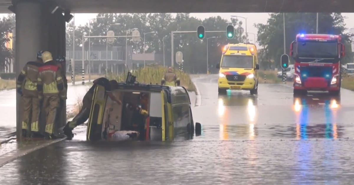 Ambulance met patiënt vast in tunnel tijdens noodweer in Oldenzaal