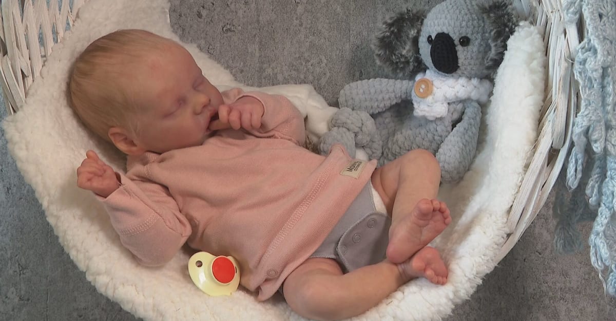 Dichtstbijzijnde Portret Van De Baby Met Grote Ogen. Serieus Jongetje Intens Uiterlijk Gezicht Een Klein Kind 255528077