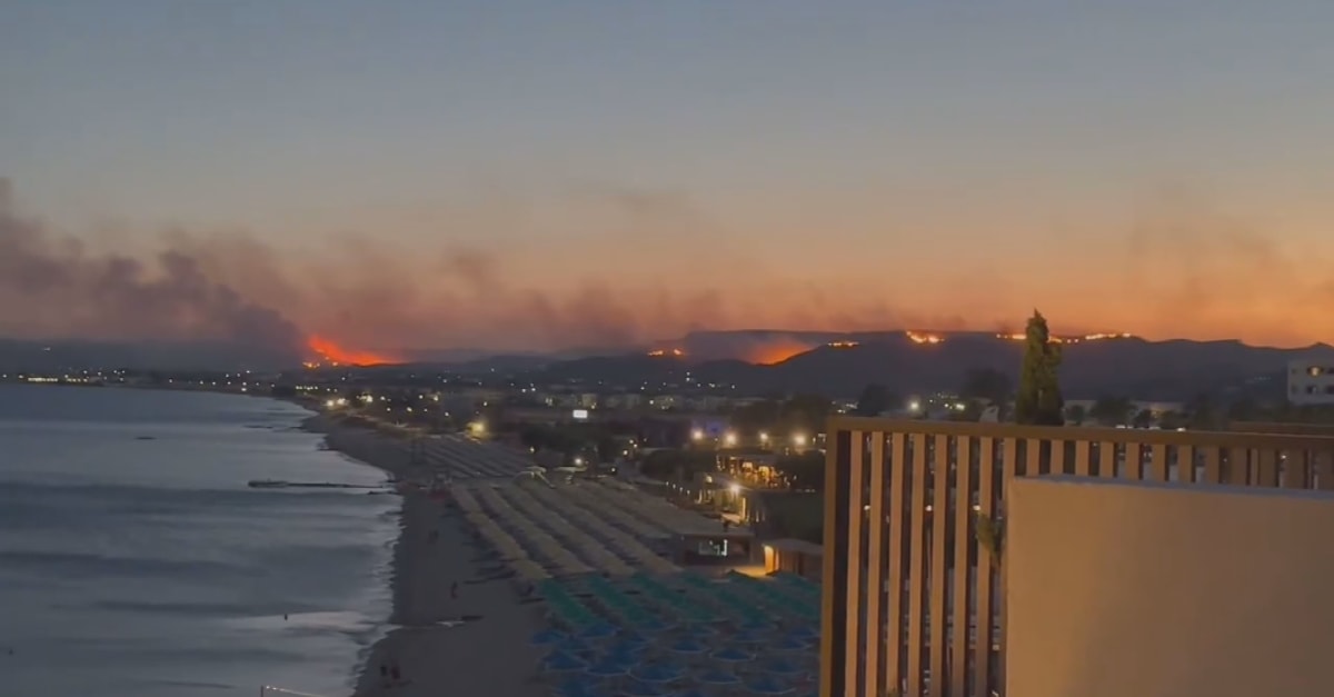 Dozens of Dutch holidays cancelled on Kos island due to wildfires Dozens of Dutch holidays cancelled on Kos island due to wildfires