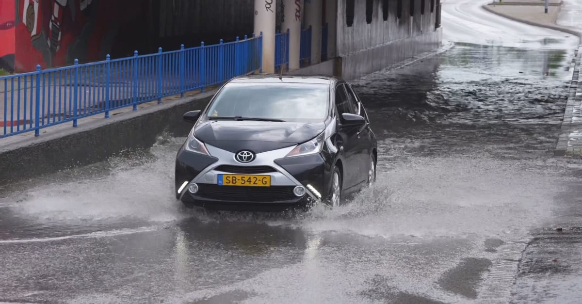 Noodweer geeft overlast blikseminslag hindert treinverkeer en wegen lopen onder water Hart