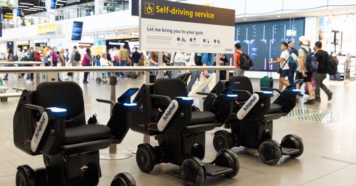 Schiphol introduceert zelfrijdende rolstoel voor minder mobiele reizigers