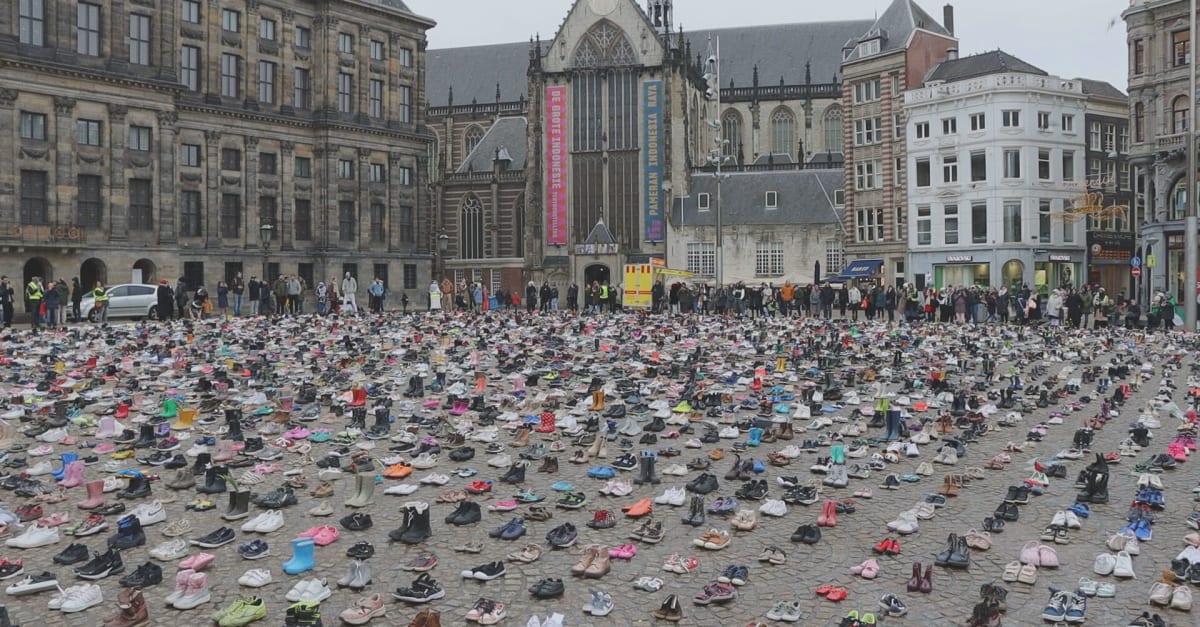 10.000 schoenen om 'tastbaar te maken hoeveel kinderen vermoord zijn