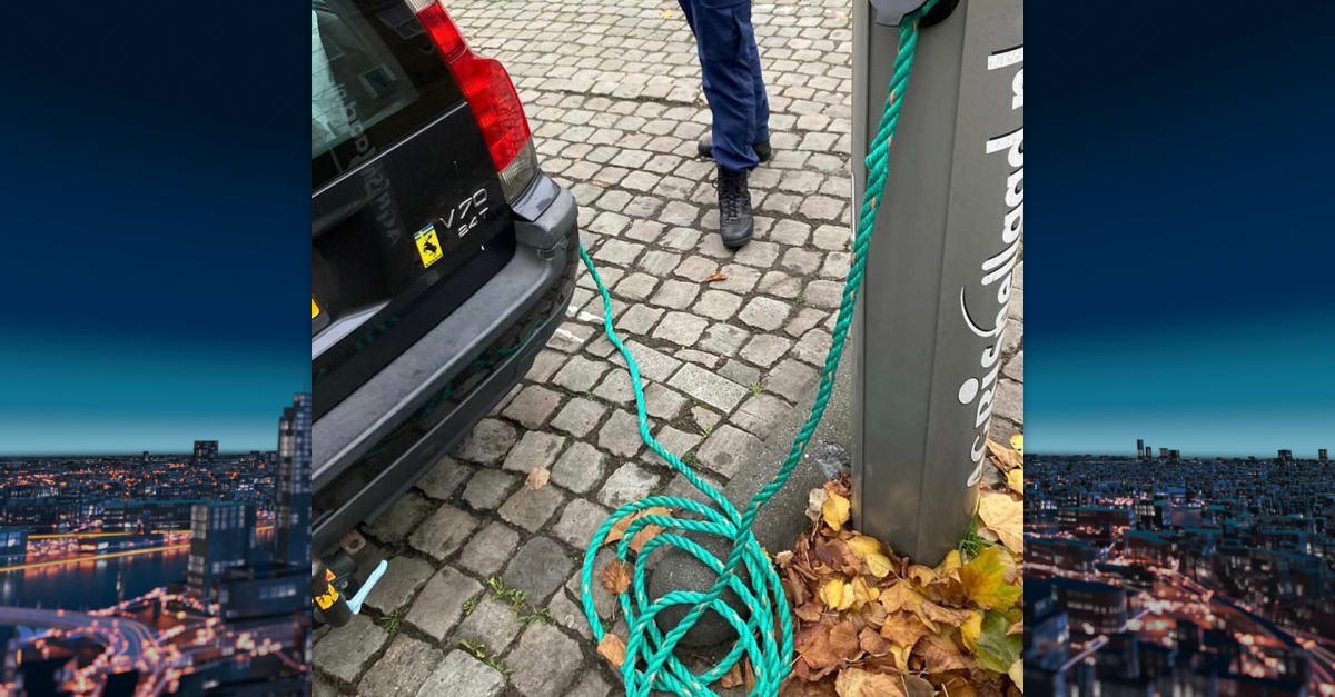 Man hangt touwtje tussen auto en laadpaal om stiekem te parkeren | Hart