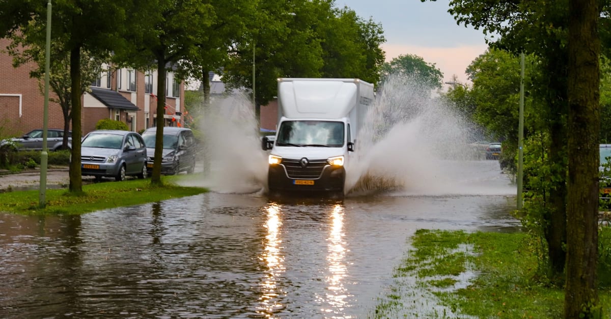 Waarom regent het dit jaar zoveel in West-Europa, en houdt het ooit op
