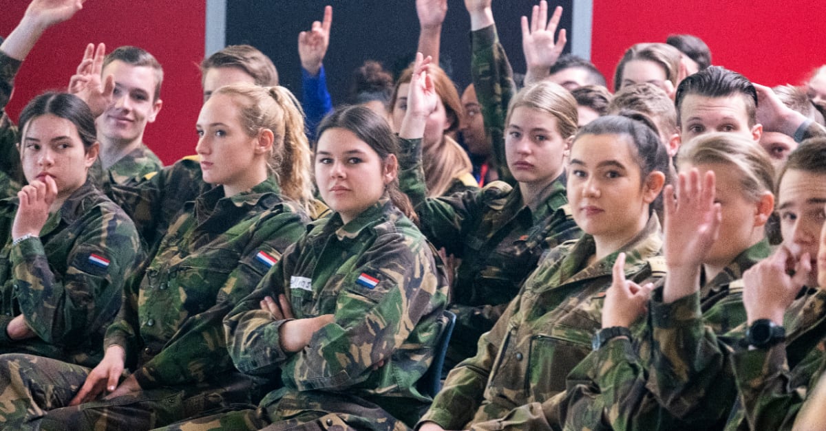 Alle 17-jarige meisjes krijgen brief over dienstplicht: 'Meiden, kom