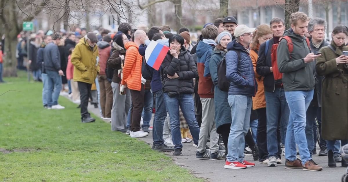 Duizenden mensen bij Russische ambassade in Den Haag na protestoproep