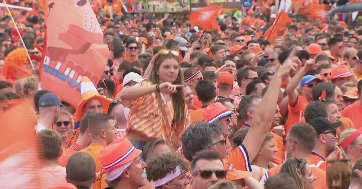 ZIEN Tienduizenden Fans Lopen Mee In Oranjemars Berlijn Hart Van zien-tienduizenden-fans-lopen-mee-in-oranjemars-berlijn-hart-van