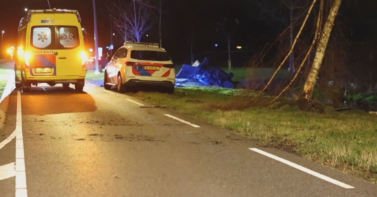 Auto slaat over de kop en belandt in het water, vrouw (25) overlijdt