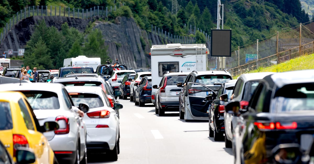 Enorme drukte op Europese wegen door vakantieverkeer, in Frankrijk