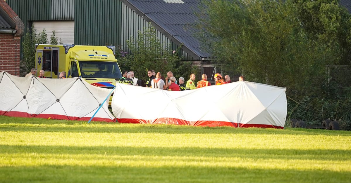 Bestuurder komt onder landbouwvoertuig in sloot Kantens terecht en