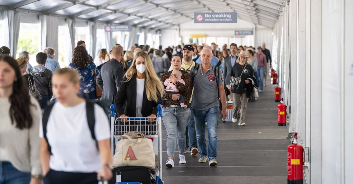Opnieuw lange wachtrijen op Schiphol in aanloop naar pinksterweekend
