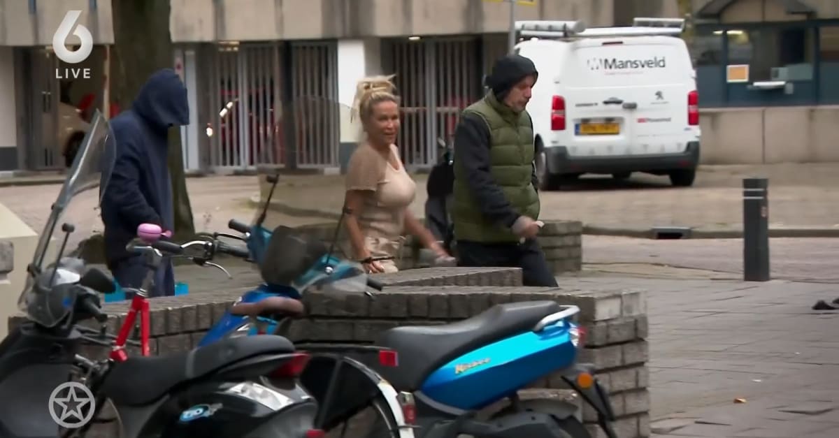 Bij Ons Op Het Kamp- Liesbeth haalt Gijs en vermomde man op van het