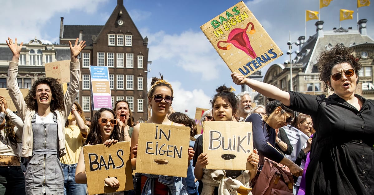 Demonstratie in Amsterdam voor recht op abortus: 'Nog steeds een taboe