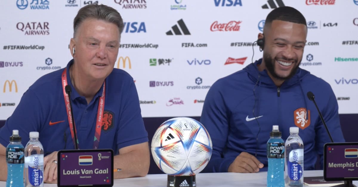 Van Gaal bezorgt Memphis slappe lach: 'En nu zoenen we elkaar op de mond!'