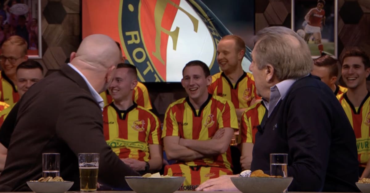 Jan wordt verbeterd door man in publiek: ‘Dit is toch niet te geloven?!’