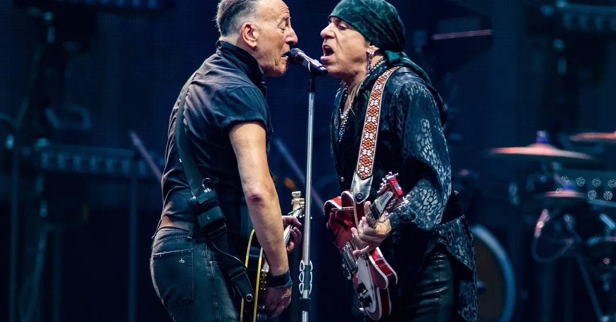 Bruce Springsteen maakt val op podium van Johan Cruijff ArenA | Shownieuws