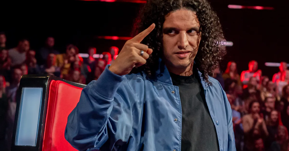 Ali B deelt bizar verhaal achter klassenfoto | Shownieuws