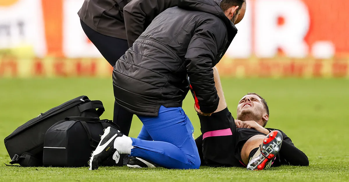 Joey Veerman haakt geblesseerd af bij PSV | Vandaag Inside