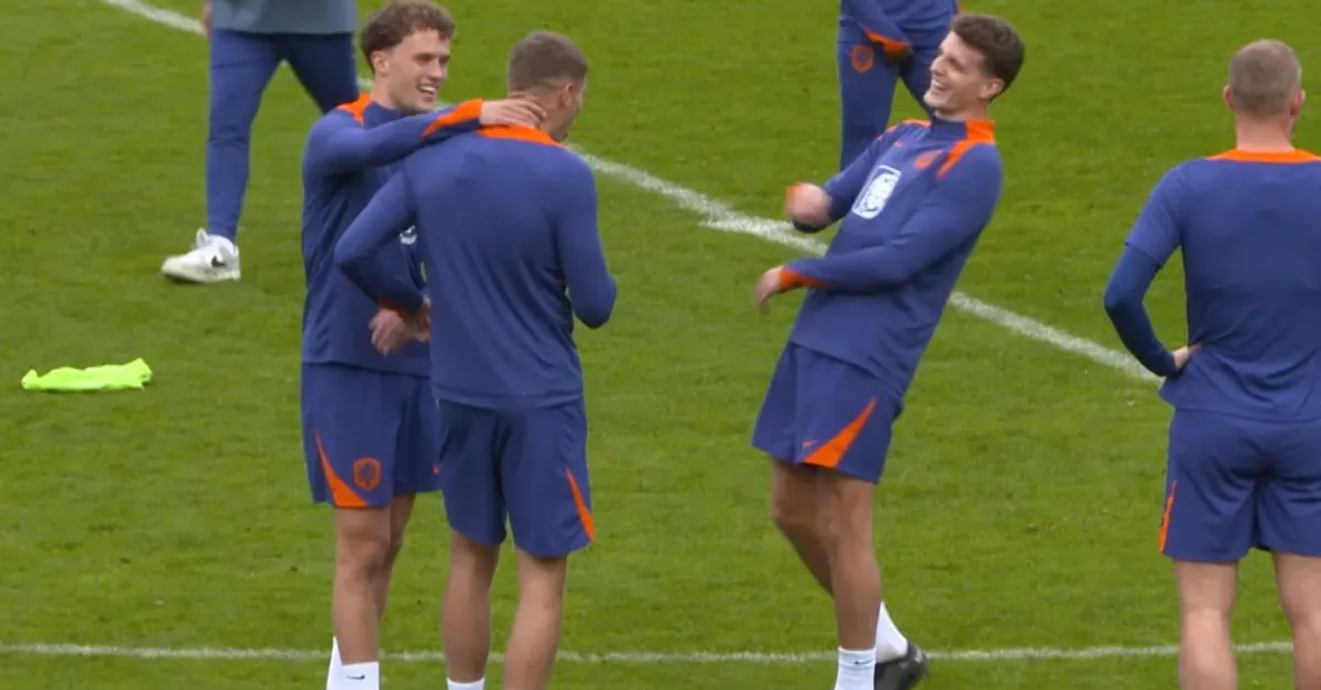 Beelden: Spelers Nederlands elftal dollen met elkaar op training in München