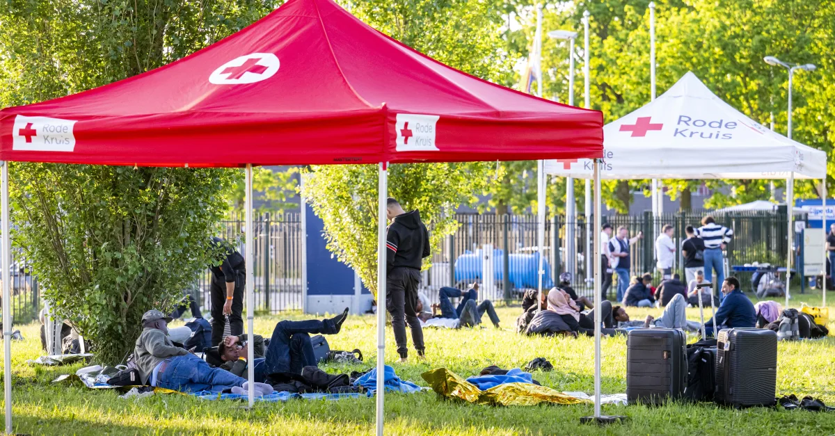 Rode Kruis slaat alarm om asielzoekers Ter Apel: 'Het is ...
