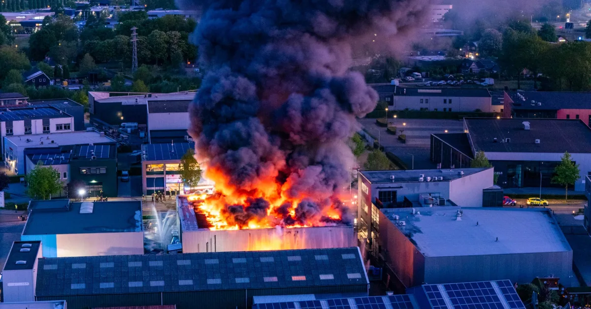 Verwoestende brand bij patisseriebedrijf Edough in Ermelo: pand verloren, NL-Alert voor rookoverlast — image 3